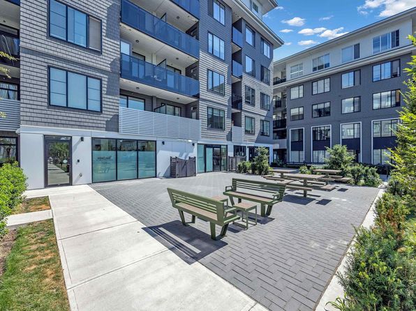 2 bedroom rental in Surrey — photo 9