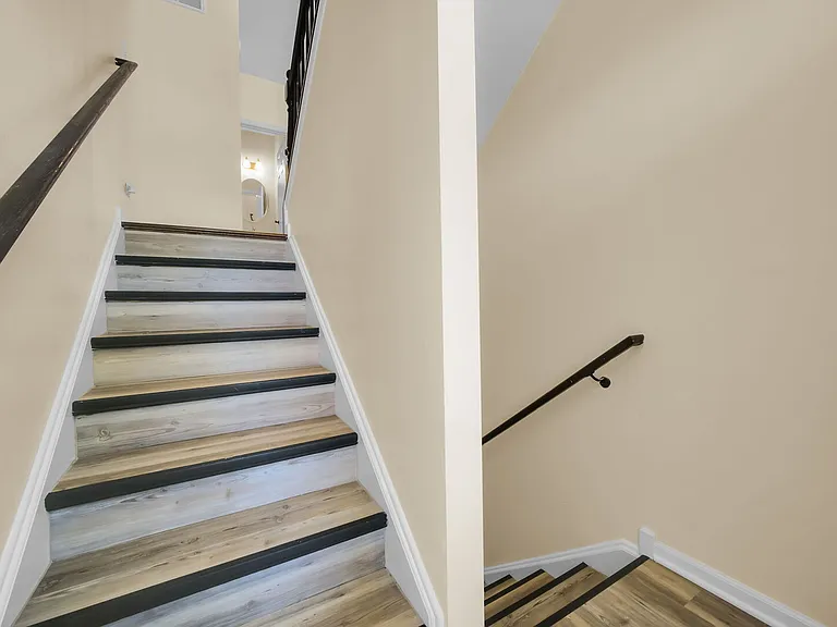 1476 Manning Ave — Photo 2