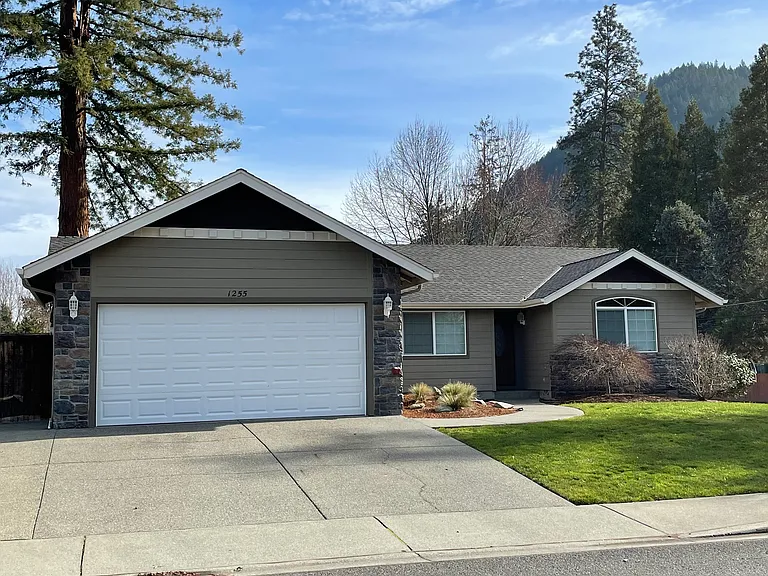 1255 SE Krystin Pl — Photo 1