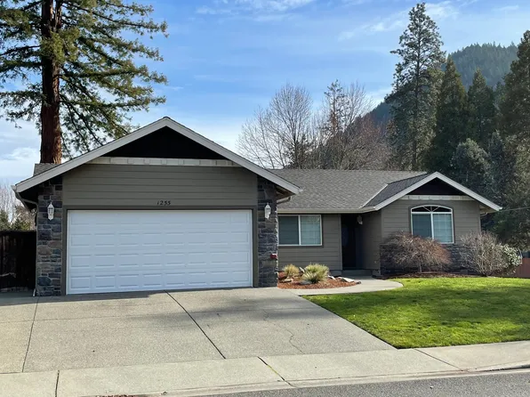 1255 SE Krystin Pl, Grants Pass, OR 97526