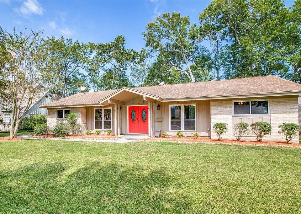 1st image of 315 Pebblebrook Dr
