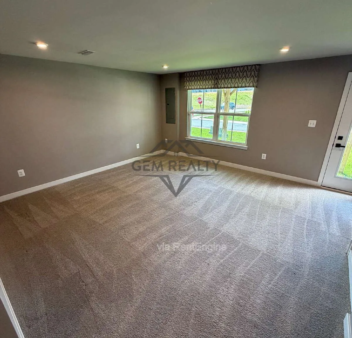 3 bed, 2.5 bath, 2250 sqft, $2,700 — Photo 2