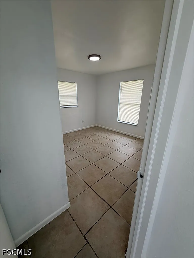 2 bed, 1.0 bath, 800 sqft, $1,200 — Photo 2