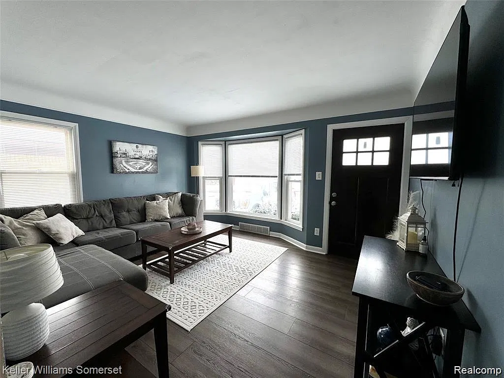 3 bed, 2.0 bath, 1448 sqft, $2,350 — Photo 2