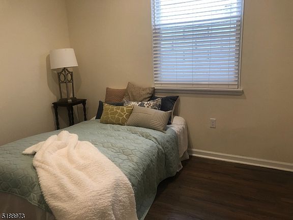 3rd image of 574 Bloomfield Ave #4