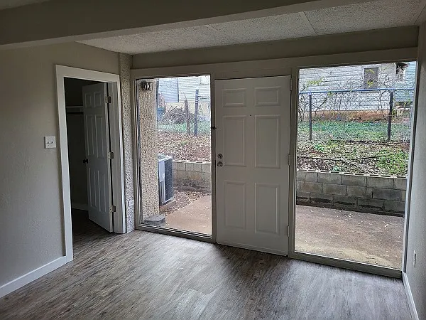 513 W Bowie St #C — Photo 9
