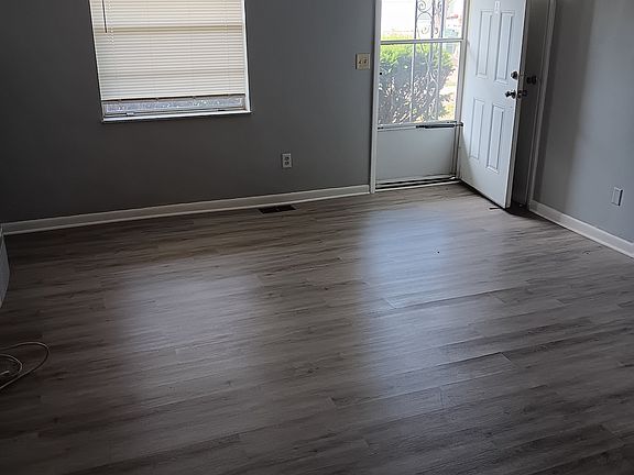3rd image of 1948 Victoria Ave APT B
