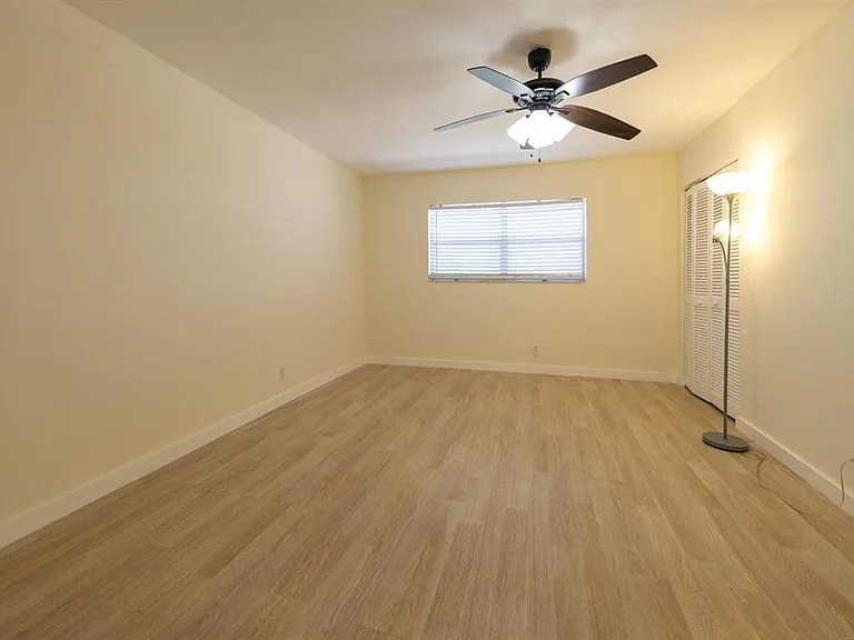 6061 N Falls Circle Dr #402 — Photo 13