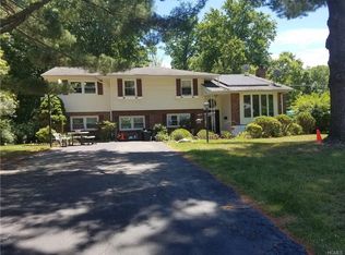 33 Fawn Hill Dr, Airmont, NY 10952