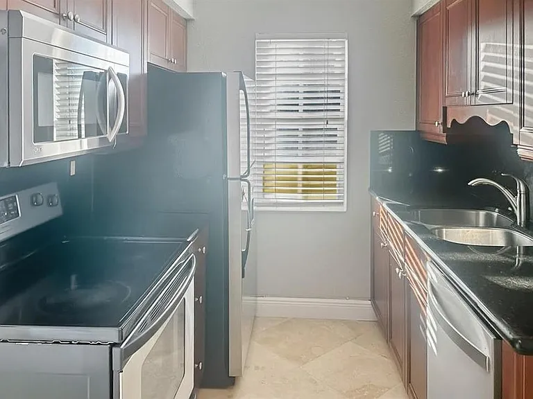 51 NE 24th St #6 — Photo 7