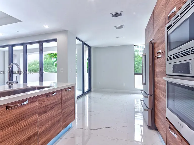 718 Valencia Ave #202 — Photo 12