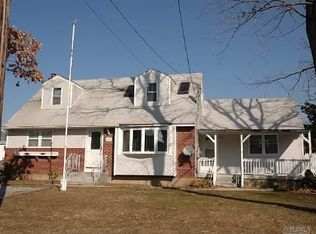 250 N Fulton Ave, Lindenhurst, NY 11757