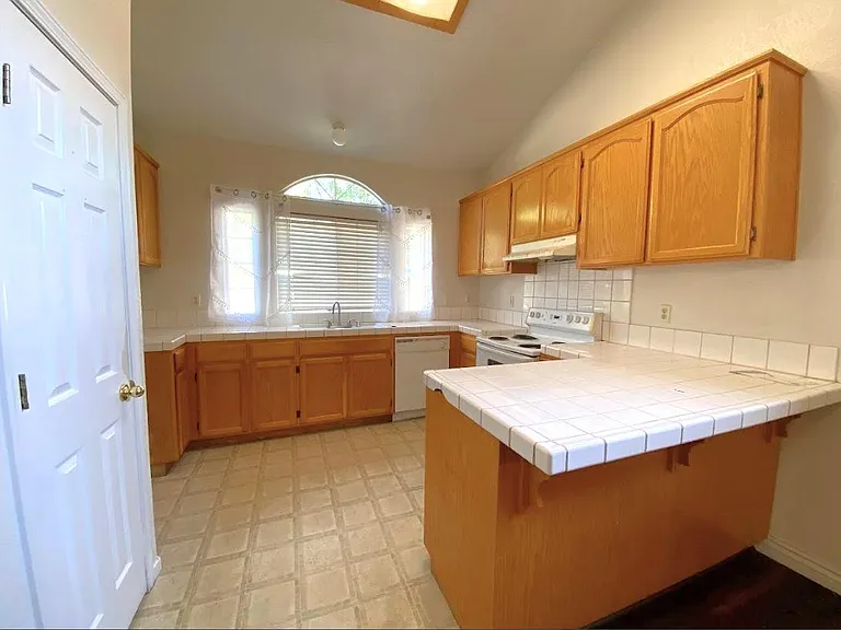 3125 Campus Dr — Photo 7
