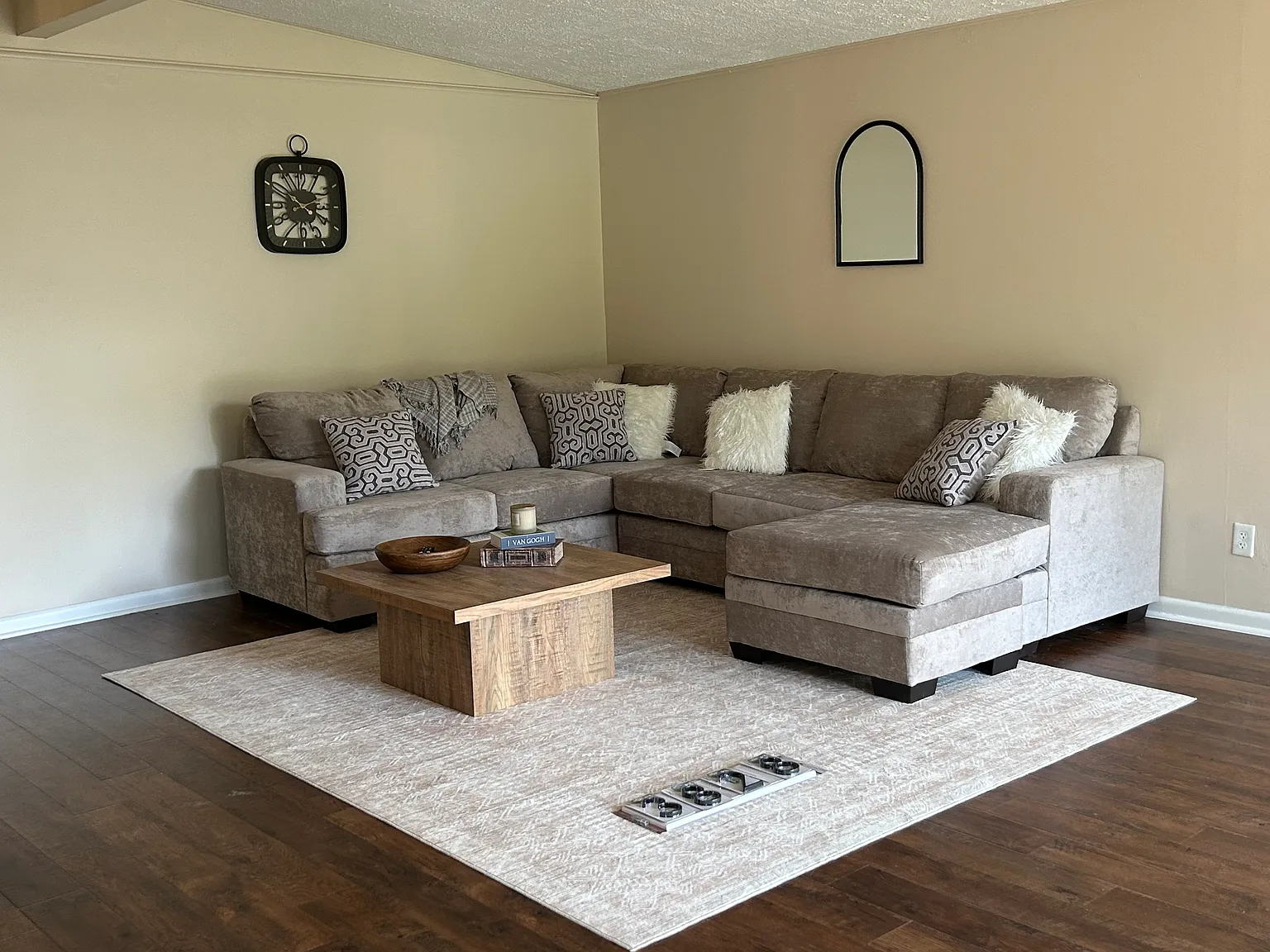3 bed, 1.5 bath, 1348 sqft, $2,600 — Photo 4