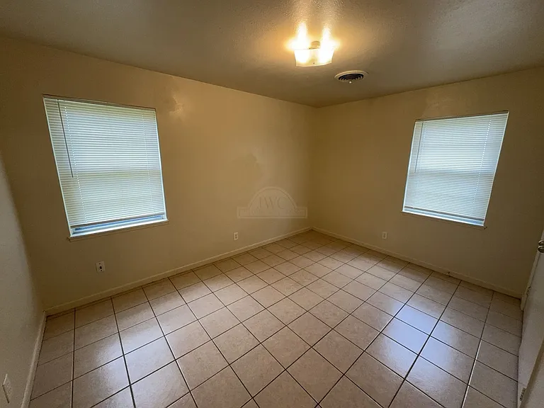 1214 Valentine St — Photo 12