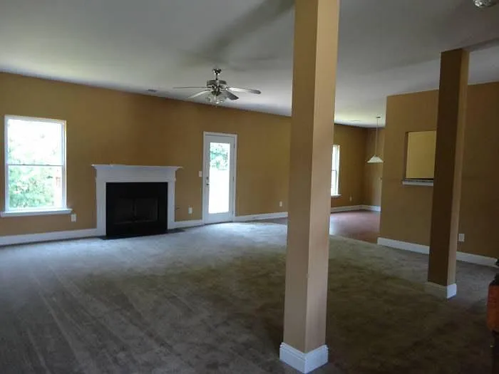 6 bed, 3664 sqft, $1,700 — Photo 3