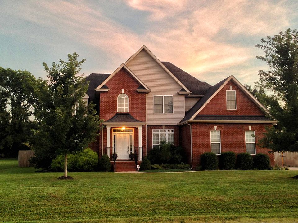 Beautiful brick home! Privac