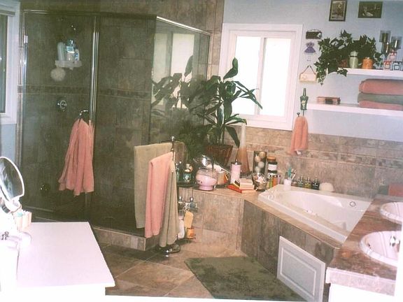 300ft Materbath/Walk in closet