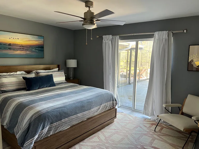 Master bedroom (King bed)
