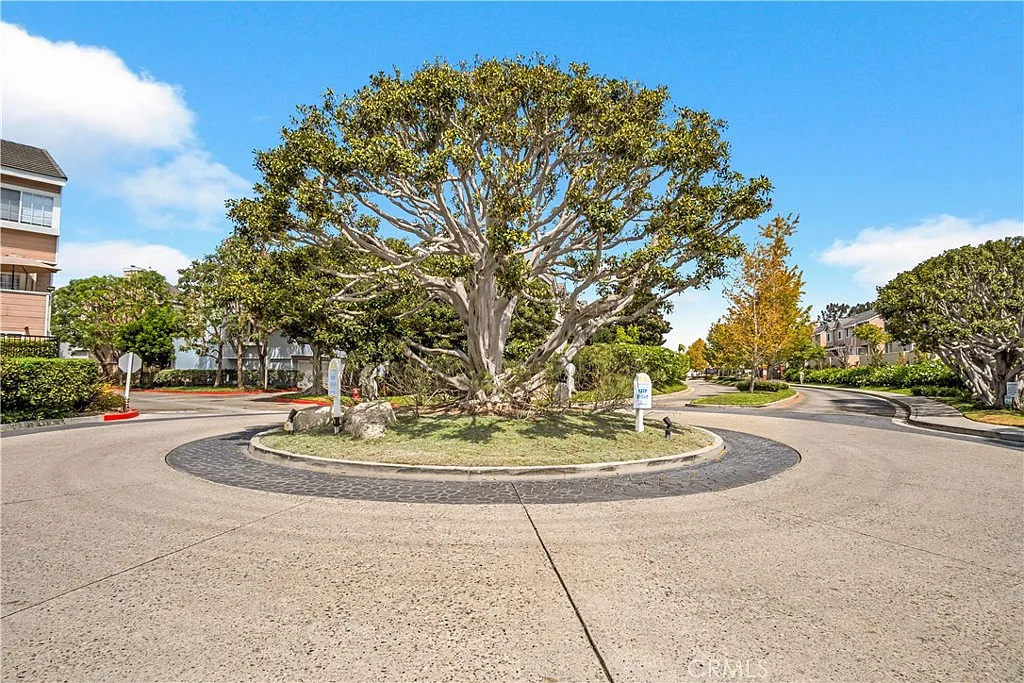 2 bed, 2.5 bath, 1185 sqft, $3,500 — Photo 2