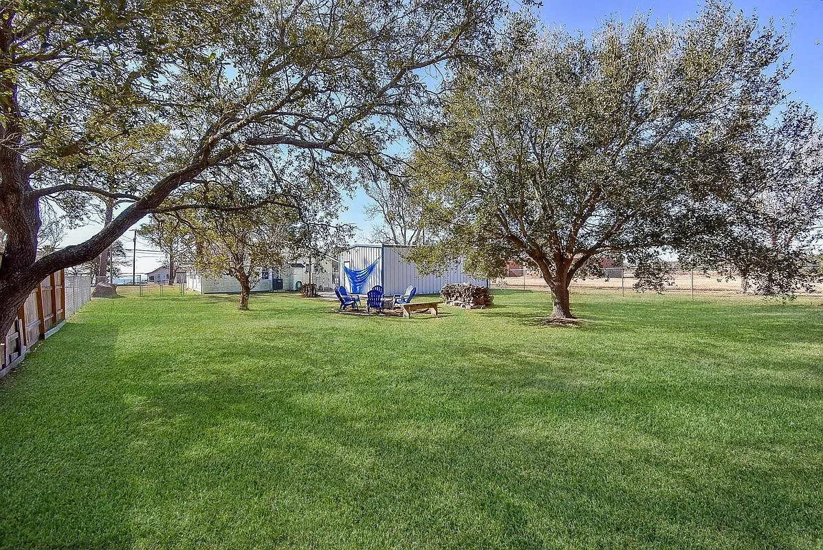 3 bed, 2.0 bath, 1297 sqft, $1,800 — Photo 2