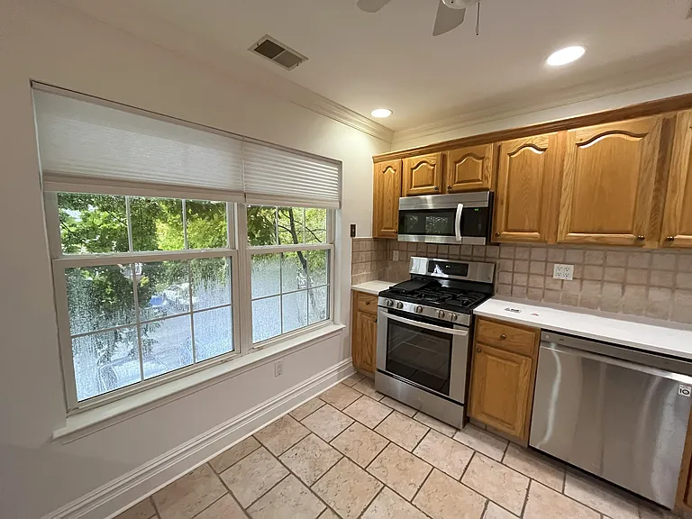 2417 Stanhope Ct — Photo 10