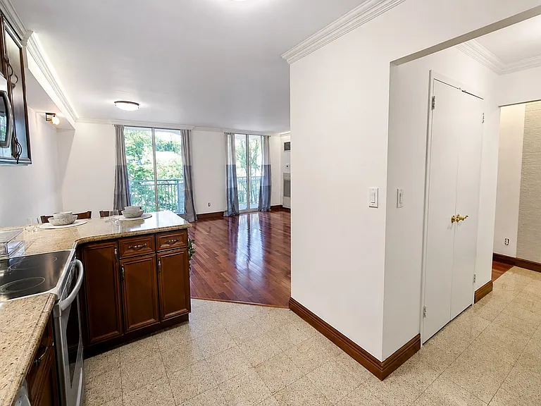 1055 River Rd #302 — Photo 7