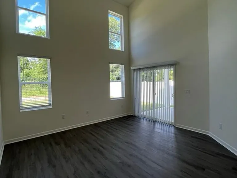 1417 Creekfront Dr — Photo 7
