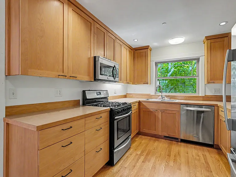2060 John St S — Photo 14