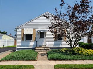 69 Maplewood Dr, Pawtucket, RI 02861