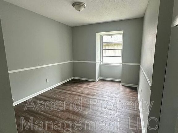 3rd image of 2410 Lyndon Ave APT 4