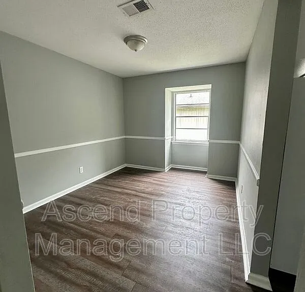 2410 Lyndon Ave #4 — Photo 3