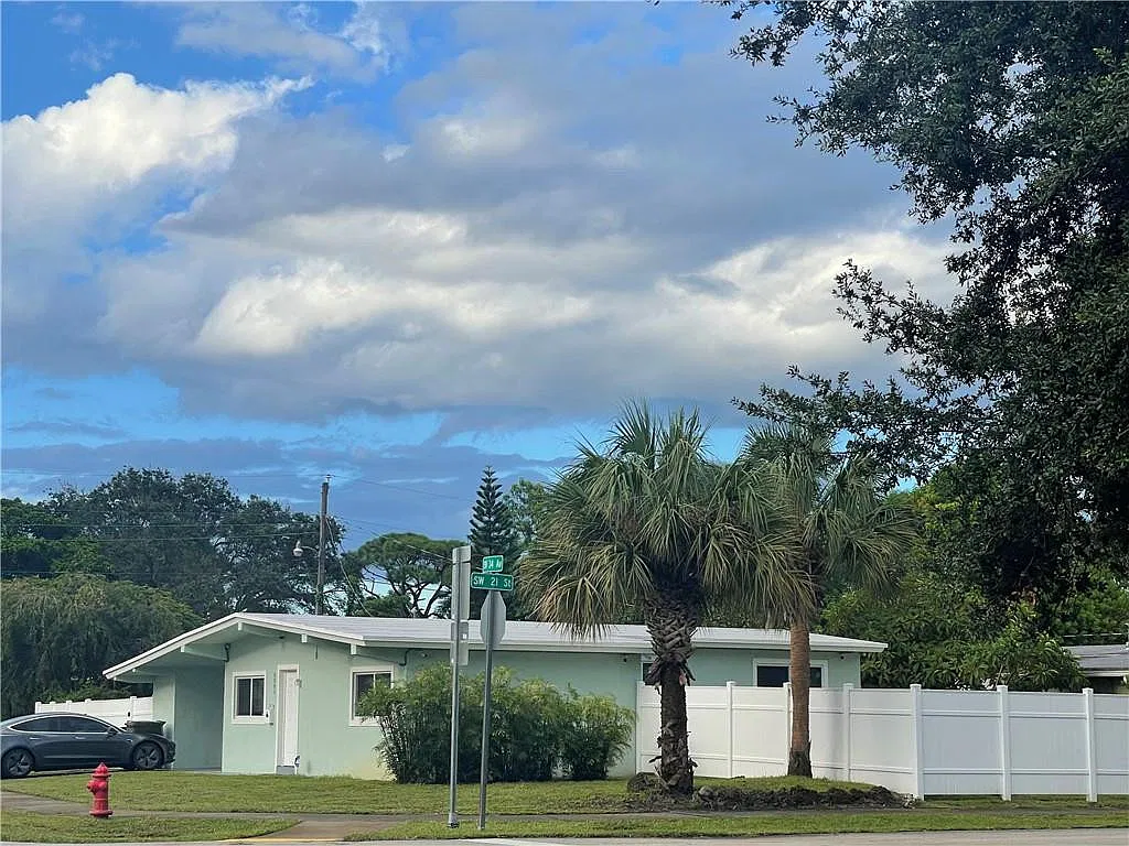 3 bed, 2.0 bath, 1144 sqft, $3,300 — Photo 1