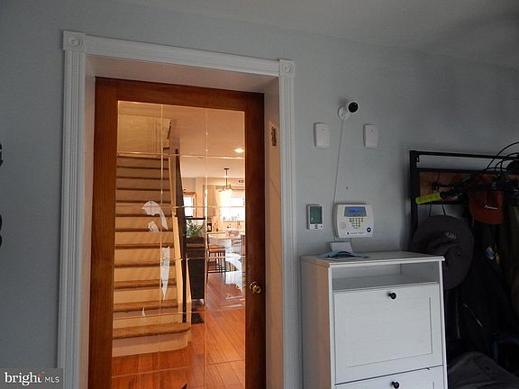 4th image of 1050 Johnston St