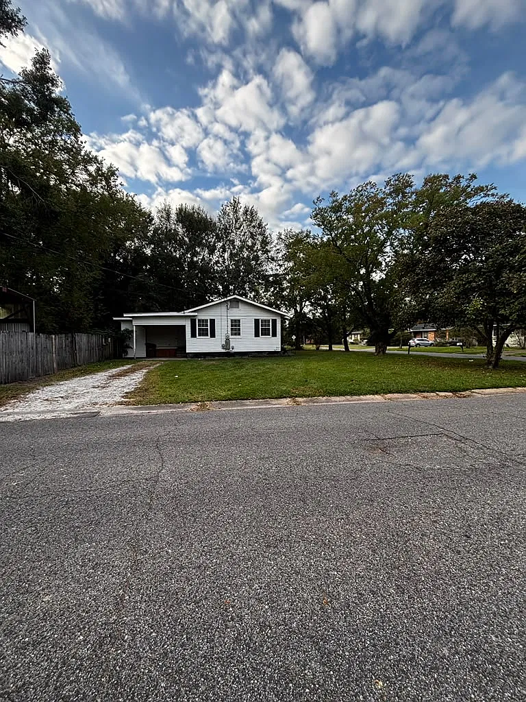 3 bed, 1042 sqft, $1,400 — Photo 4