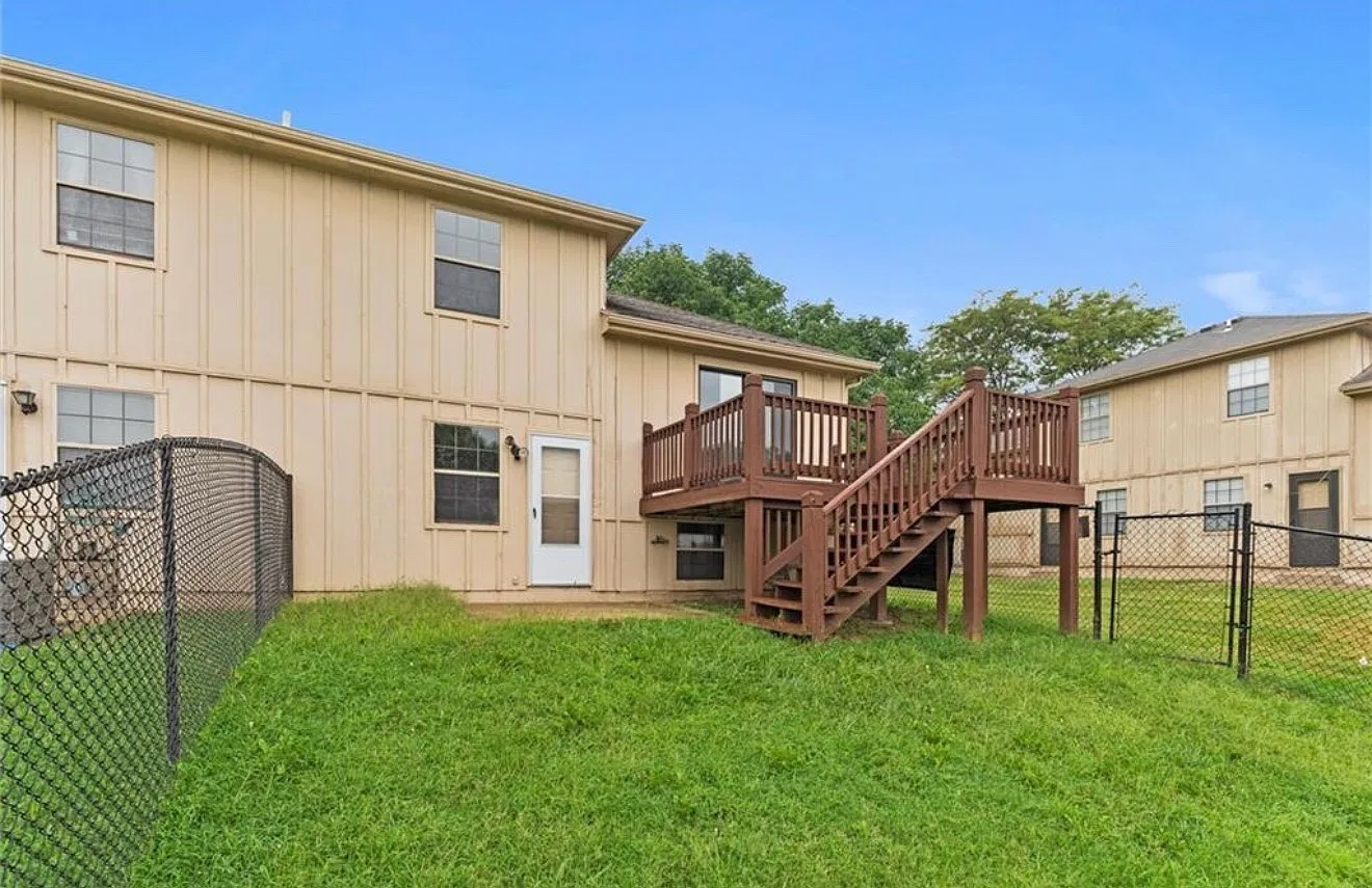 3 bed, 1084 sqft, $2,285 — Photo 2