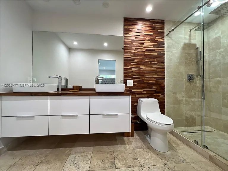 1405 N 46th Ave — Photo 4