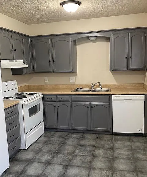 327 W Vandament Ave — Photo 6