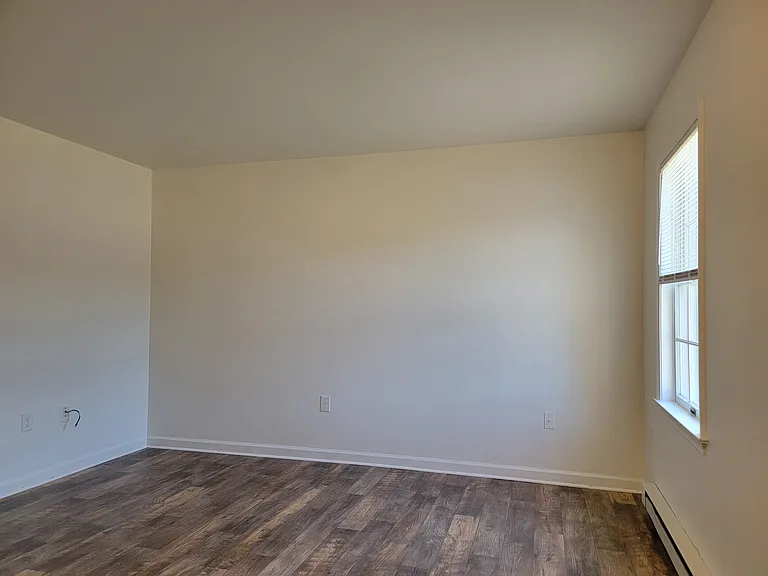102 Bradford Dr — Photo 3
