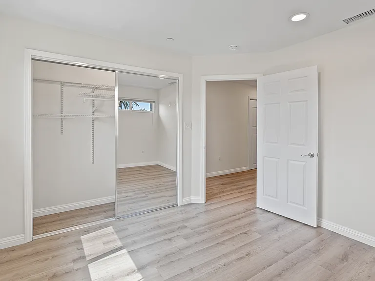 2446 S Dunsmuir Ave — Photo 7