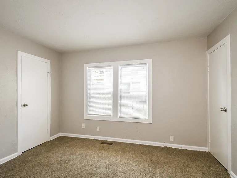 1525257_024_main_bedroom_12991446.jpg
