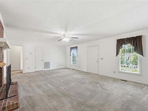 4th image of 423 Wildwood Ln