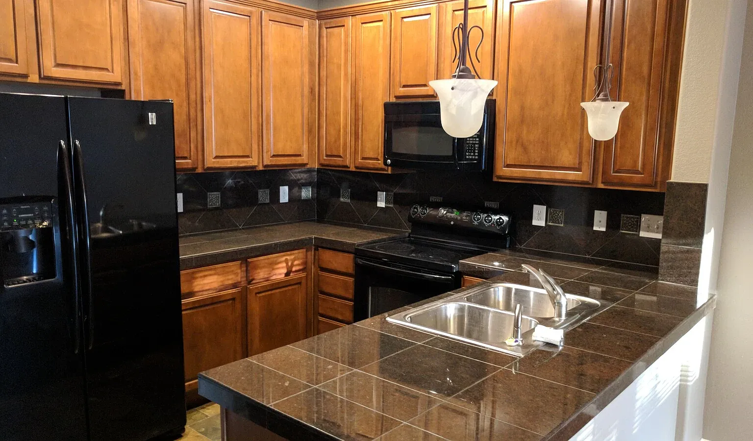 3 bed, 2.5 bath, 1590 sqft, $2,550 — Photo 2