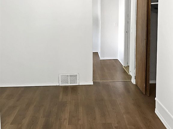 4th image of 301 Cheadle Street E