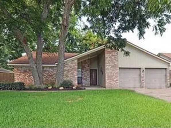 125 Tamarisk Trl, Lake Jackson, TX 77566