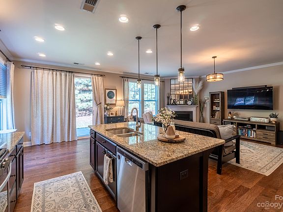 5th image of 211 Blossom Ridge Dr