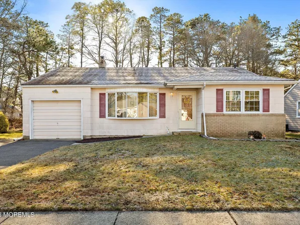 52 Castleton Drive, Toms River, NJ 08757