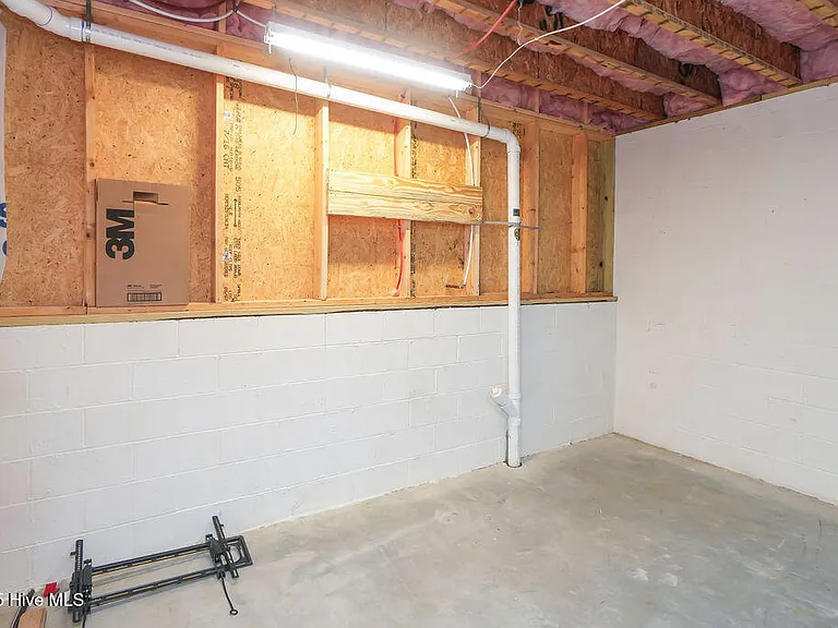 315 Adams Cir — Photo 25