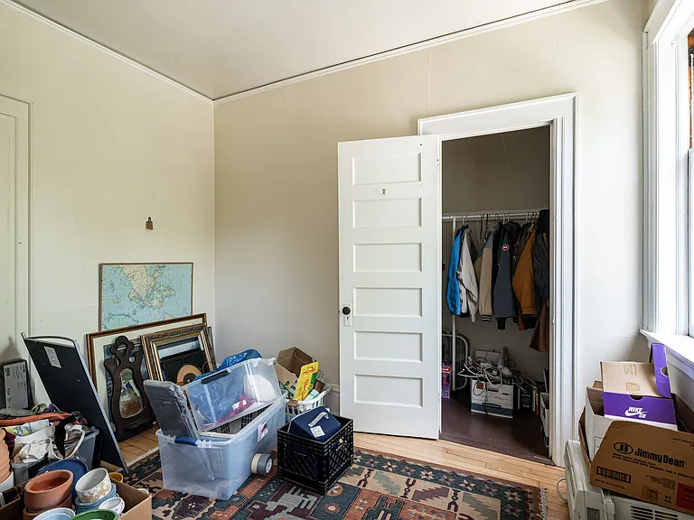 master bedroom w. walk-in closet