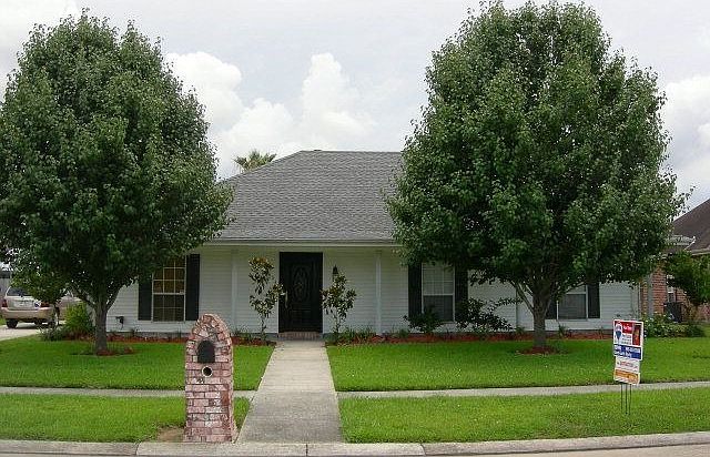 1st image of 104 Hawthorne Dr